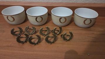4 bakjes van porselein en 8 servetringen beschikbaar voor biedingen