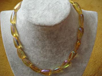 Glas collier beschikbaar voor biedingen