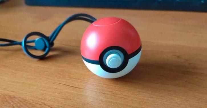 Pokémon GO Plus - Pokébal met Draagkoord, Spelcomputers en Games, Games | Nintendo Switch, Gebruikt, Ophalen of Verzenden