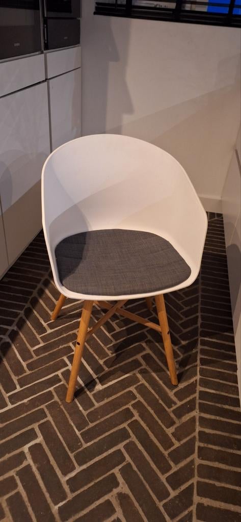 4 stuks Witte Kuip Eetkamerstoel, Ophalen of Verzenden, Zo goed als nieuw, Kunststof