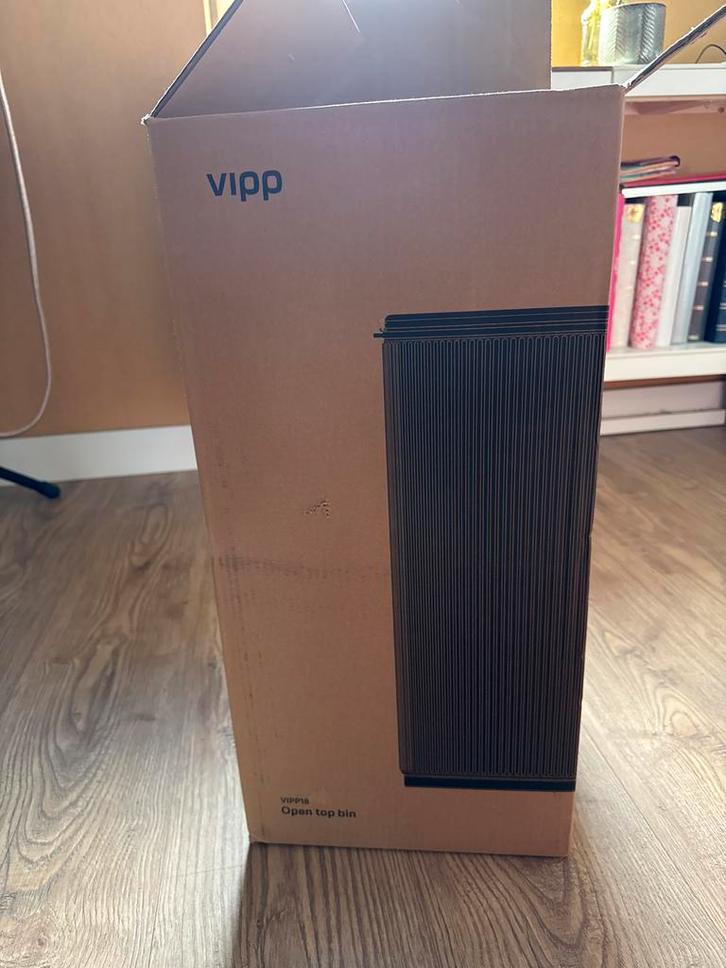Vipp 18 Open Top Bin - Nieuw in doos!, Huis en Inrichting, Woonaccessoires | Prullenbakken, Nieuw, Metaal, 50 tot 75 cm, 10 tot 20 liter
