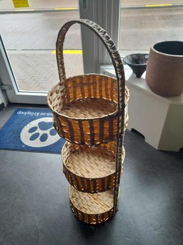 Toffe etagère met manden, nieuw uit de doos beschikbaar voor biedingen