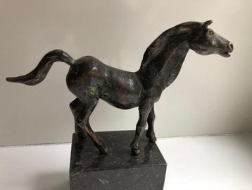 bronzen paard beschikbaar voor biedingen
