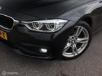 BMW 3-serie 318i EXE H6 Navigatie Full Led 18"Velgen DonkerG, Lichtsensor, Zwart, Origineel Nederlands, Handgeschakeld