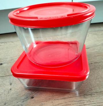 2x Ovenschaal Pyrex met plastic deksel.   beschikbaar voor biedingen