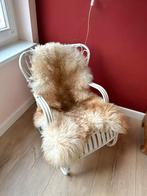 Stoel met nieuwe schapenvacht babykamer kinderkamer kamer, Ophalen of Verzenden, Zo goed als nieuw, Stoel(en)