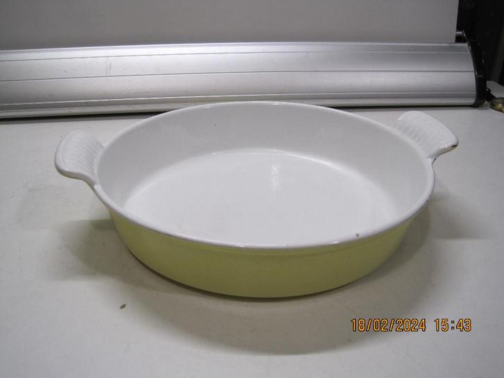 le creuset geel ovenschaal 22 cm gietijzer (295), Huis en Inrichting, Keuken | Potten en Pannen, Gebruikt, Overige typen, Gietijzer