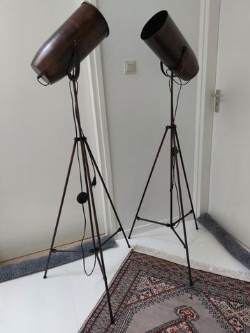 Metalen vloerlampen met mooie patina beschikbaar voor biedingen