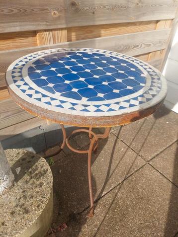 Mooie marokkaanse bijzettafel met kobalt blauw grijswitte te beschikbaar voor biedingen