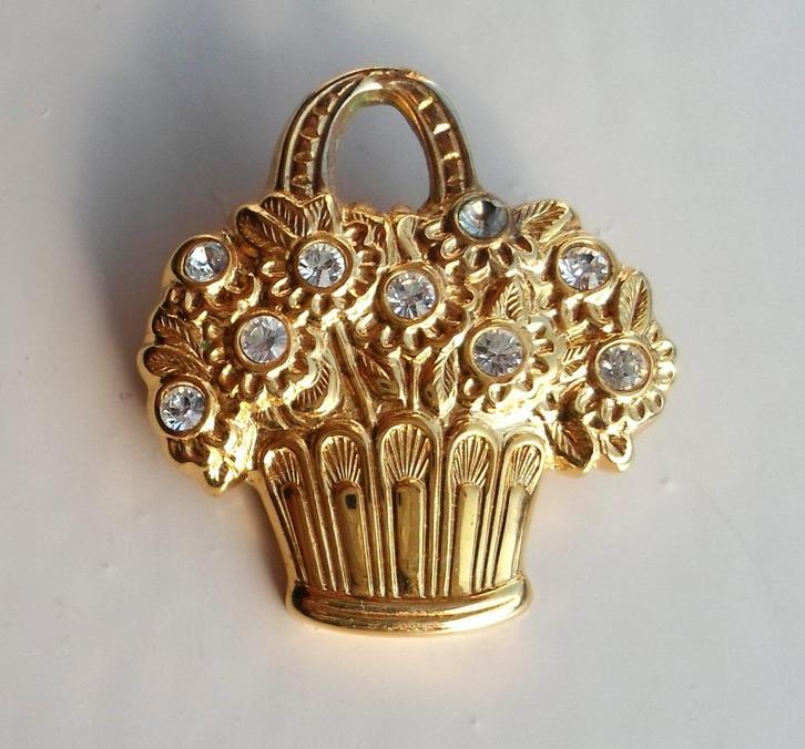 Broche in de vorm van een bloemenmand met strass steentjes., Sieraden, Tassen en Uiterlijk, Broches, Zo goed als nieuw, Overige materialen