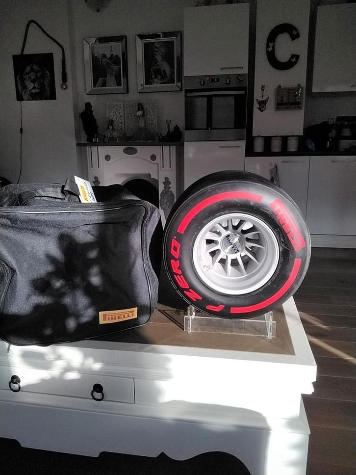 Formule 1 Pirelli tunnel Band met Tas zeer zeldzaam!, Auto diversen, Autosport-onderdelen, Zo goed als nieuw, Ophalen of Verzenden