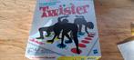 Twister - Hasbro - het bekende spel met 2 extra moves, Hobby en Vrije tijd, Gezelschapsspellen | Overige, Een of twee spelers