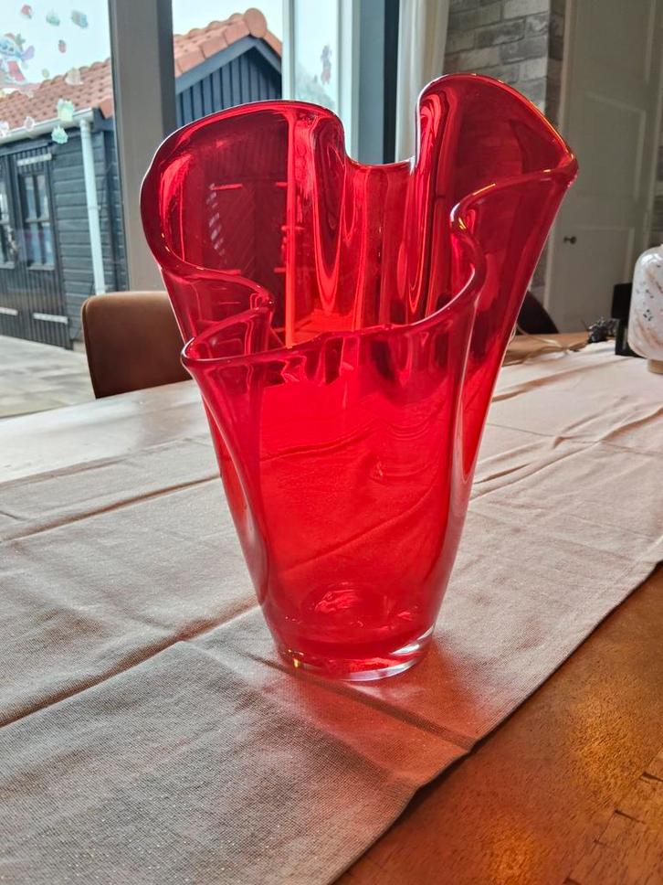 Vintage Rode Zakdoek Vaas, Huis en Inrichting, Woonaccessoires | Vazen, Gebruikt, Rood, Minder dan 50 cm, Glas, Ophalen of Verzenden