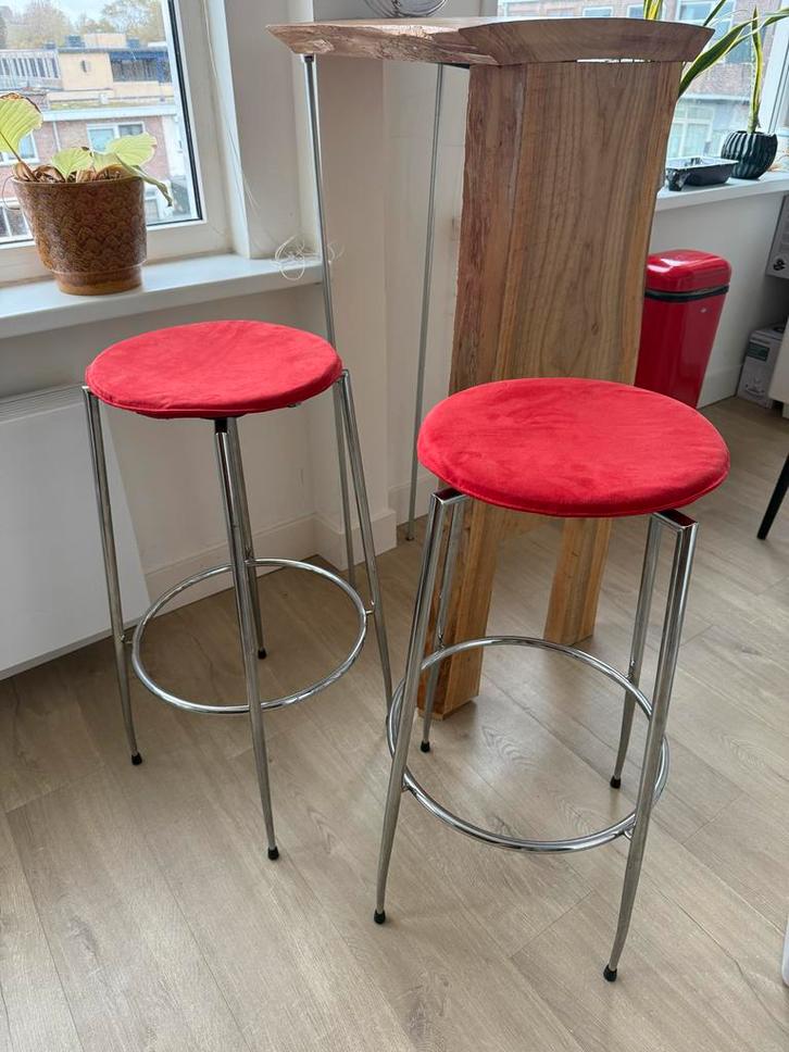 Rode barkruk - 2 Rode barkrukken, Huis en Inrichting, Barkrukken, Gebruikt, 60 tot 90 cm, Metaal, 2 krukken, Met voetsteun, Ophalen