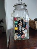 Glazen Pot met Vintage Garenklosjes, Hobby en Vrije tijd, Naaien en Fournituren, Ophalen of Verzenden, Gebruikt, Garen of Naald(en)