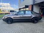 Audi A4 Limousine 1.8 5V Advance (bj 1998), Auto's, Oldtimers, Voorwielaandrijving, Bruin, Origineel Nederlands, Bedrijf