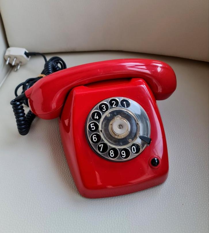 Vintage T65 de Luxe Robijn rode telefoon zeldzaam en mooi, Telecommunicatie, Vaste telefoons | Niet Draadloos, Gebruikt, Met draaischijf