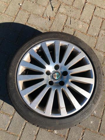 Alfa Romeo lichtmetalen velgen met zeer goede banden 17 inch beschikbaar voor biedingen