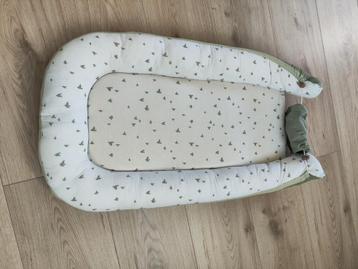 Baby nestje met vogeltjes print beschikbaar voor biedingen