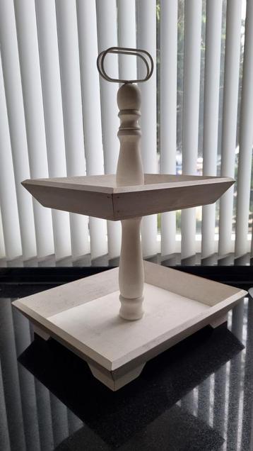 Witte brocante etagère van hout. beschikbaar voor biedingen