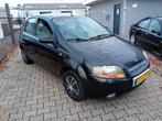 Daewoo Kalos 1.4 2002 Zwart 123 DKM NIEUWE APK!! AIRCO!!, Stof, 4 cilinders, Kalos, Zwart