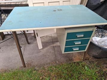 Retro bureau