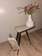 Retro Bijzettafel met Krantenbak en Bloemenvaas, Huis en Inrichting, Woonaccessoires | Krantenbakken en Lectuurbakken, Ophalen