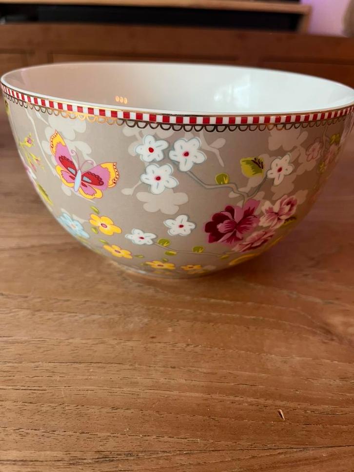 Pip Studio schaal/kom 18cm khaki., Huis en Inrichting, Keuken | Servies, Zo goed als nieuw, Schaal of Schalen, Overige stijlen