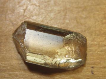 min. ruwe edelsteen GELE APATIET (8)  beschikbaar voor biedingen