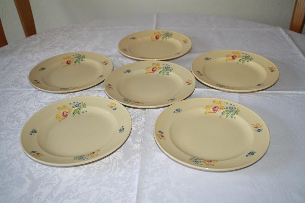 Elf Creme kleurig Boterhambordjes bloemmotief Petrus Regout., Ophalen of Verzenden, Zo goed als nieuw, Bord(en), Overige stijlen