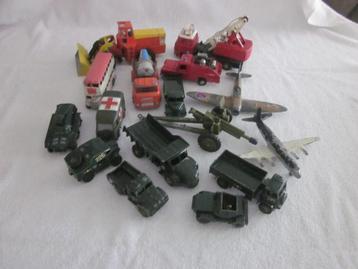 Dinky Toys 16 stuks sommige compleet maar overschilderd. beschikbaar voor biedingen