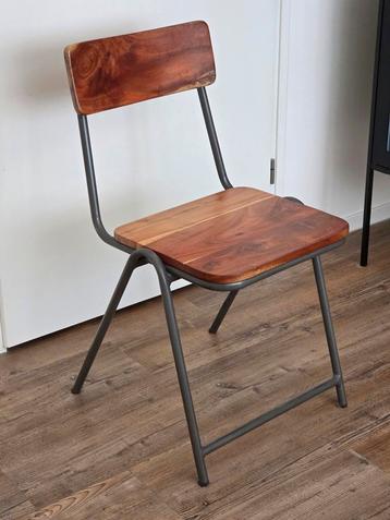 Houten stoel met stalen frame beschikbaar voor biedingen