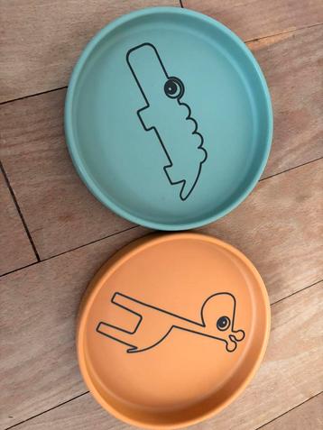 DONE BY DEER, kinder bordjes, 2st, Raffi, croco,siliconen beschikbaar voor biedingen