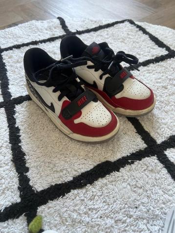 Heel goed wit rood Nike Jordan Legacy 312 Low Bred schoen 27 beschikbaar voor biedingen