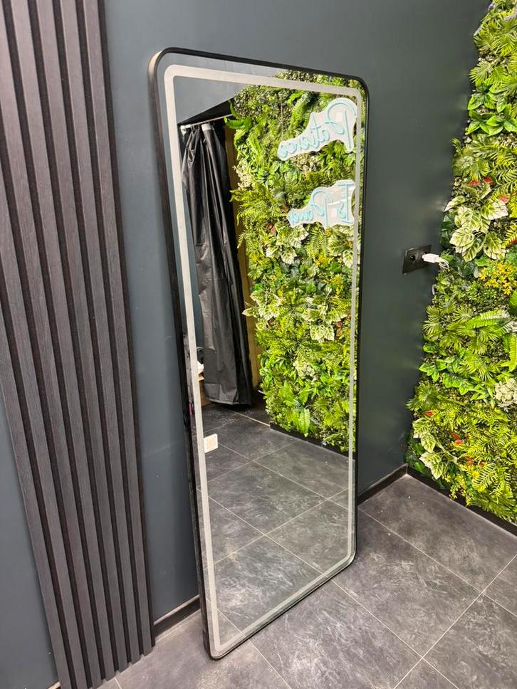 Twee kapper stoelen en twee kapper spiegels met drie lichten, Huis en Inrichting, Woonaccessoires | Spiegels, Zo goed als nieuw