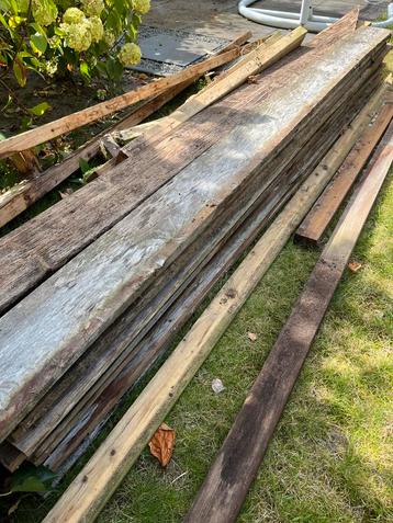 Gratis: planken voor stookhout beschikbaar voor biedingen