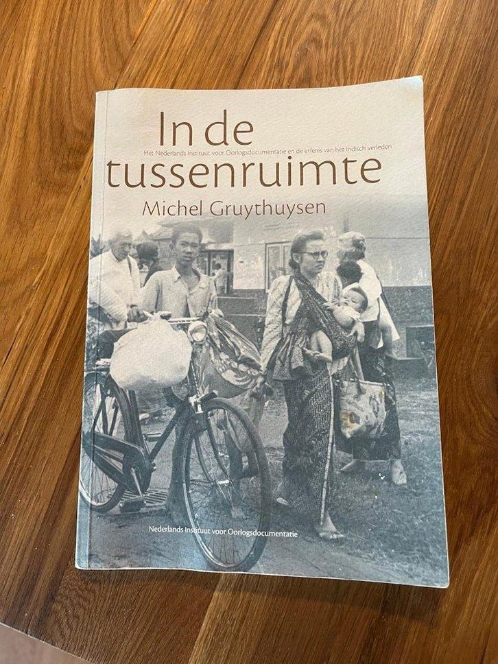 Boek In de tussenruimte. Michel Gruythuysen, Boeken, Oorlog en Militair, Gelezen, Overige onderwerpen, Tweede Wereldoorlog, Ophalen of Verzenden