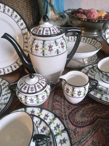 nog enkele serviesdelen MODEST van REGOUT uyit Maastricht beschikbaar voor biedingen