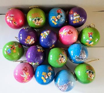 16 Disney kerstballen met Disney figuren en Disneyland erop. beschikbaar voor biedingen
