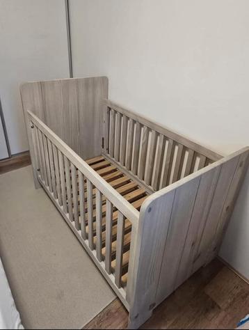 Mooi houten peuterbed beschikbaar voor biedingen