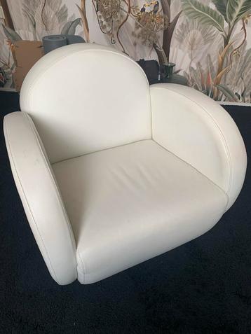 Witte draaifauteuil in goede staat beschikbaar voor biedingen