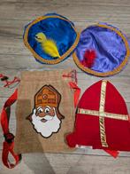 Leuk 4delig setje, 2 pietenmutsen, 1 mijter en juten rugzak, Diversen, Sinterklaas, Ophalen of Verzenden, Zo goed als nieuw