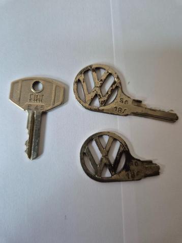 VW Kever en fiat 127 contact sleutel beschikbaar voor biedingen