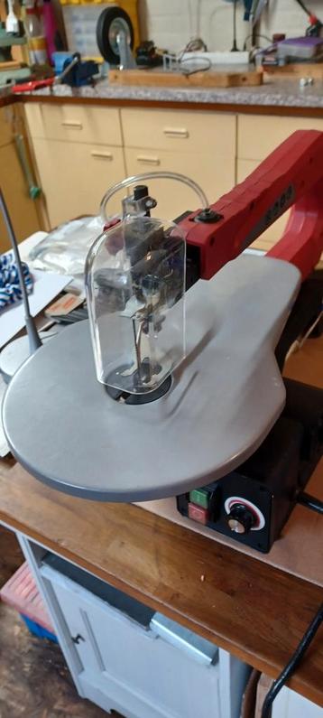 Figuur zaagmachine. beschikbaar voor biedingen