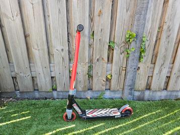 Dominator stuntstep rood/wit 75cm hoog beschikbaar voor biedingen