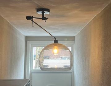 Verstelbare zwarte hanglamp met plexiglas kap beschikbaar voor biedingen