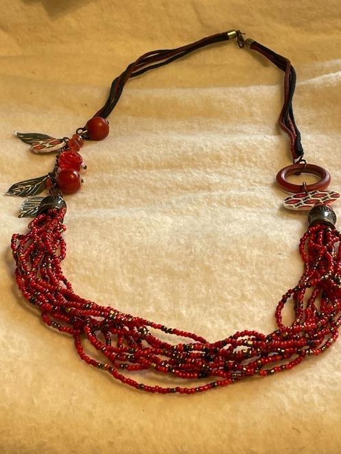 Boho stijl ketting met koraal kleurige kralen., Sieraden, Tassen en Uiterlijk, Antieke sieraden, Ketting, Overige materialen, Ophalen