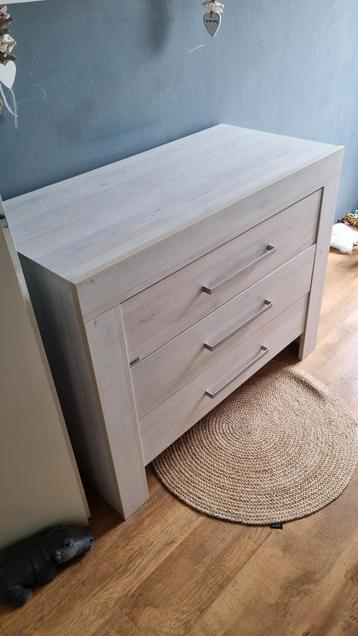 Mooie commode beschikbaar voor biedingen