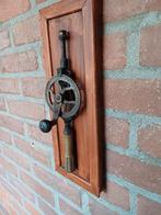 Vintage handboor op een houten paneel., Antiek en Kunst, Ophalen of Verzenden