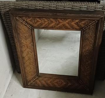 Vintage houten spiegel met geweven rotan/bamboe lijst beschikbaar voor biedingen